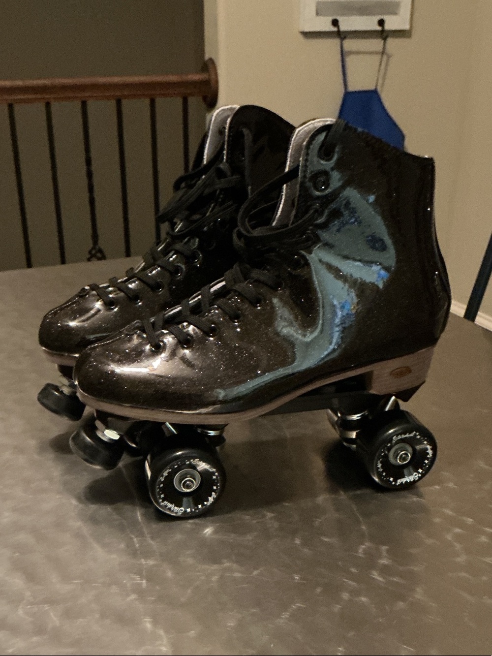 Women Black Glitter Roller Skates, a Beautiful carrying case.